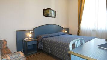 Doppel- oder Zweibettzimmer | Zimmersafe, Schreibtisch