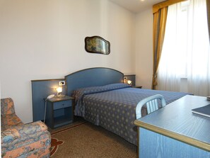 Kamer, 1 twee- of 2 eenpersoonsbedden | Een kluis op de kamer, een bureau