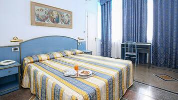 Driepersoonskamer | Een kluis op de kamer, een bureau