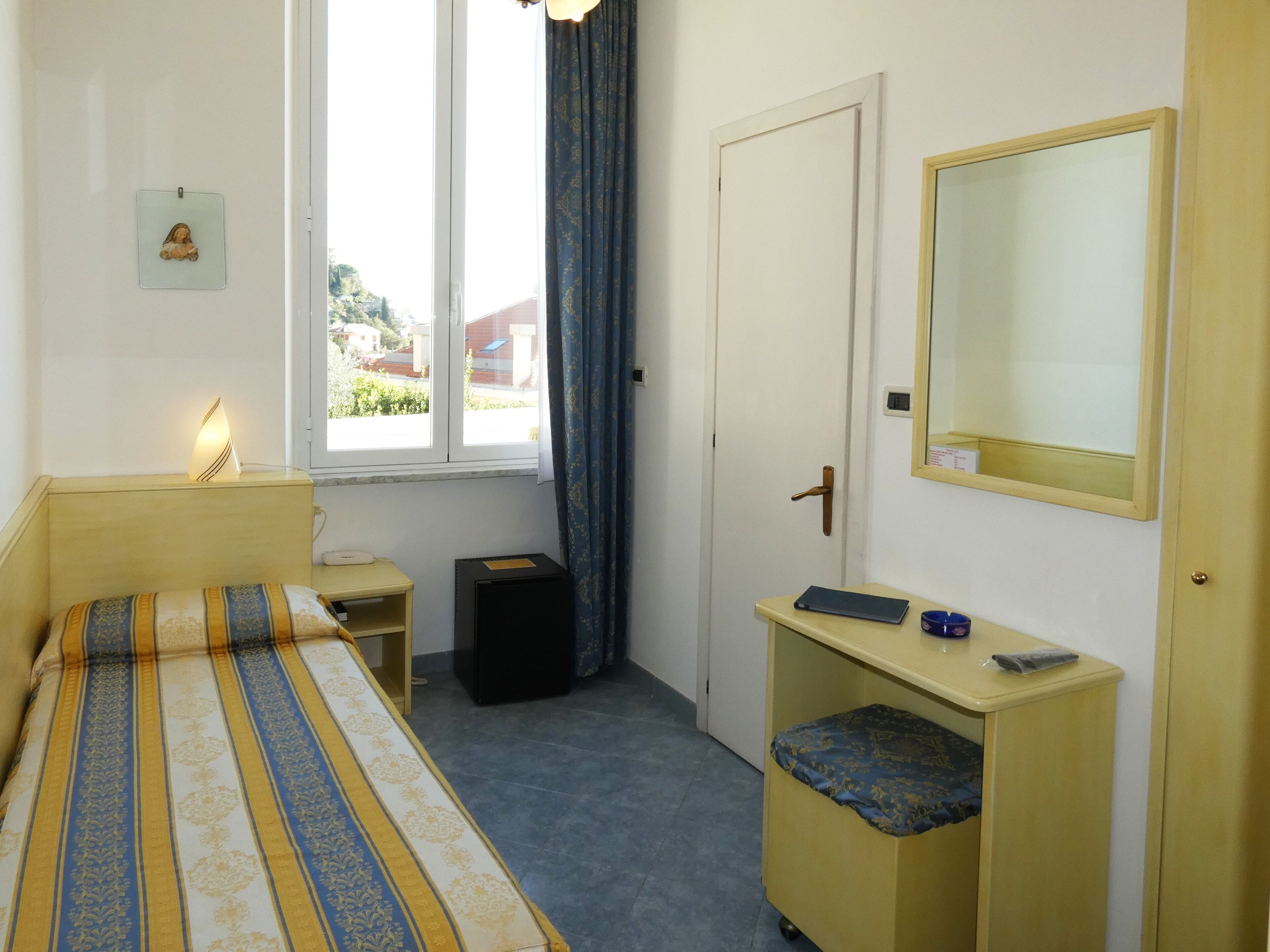 خزنة داخل الغرفة وملاءات أسرّة