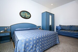 三人房 | 客房內保險箱、書桌