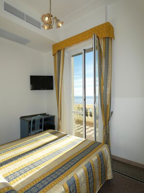 In-room safe, desk, bed sheets - Hotel Villa Centa (Varazze)