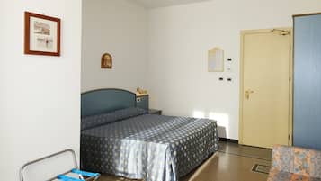 Camera tripla | Una cassaforte in camera, una scrivania