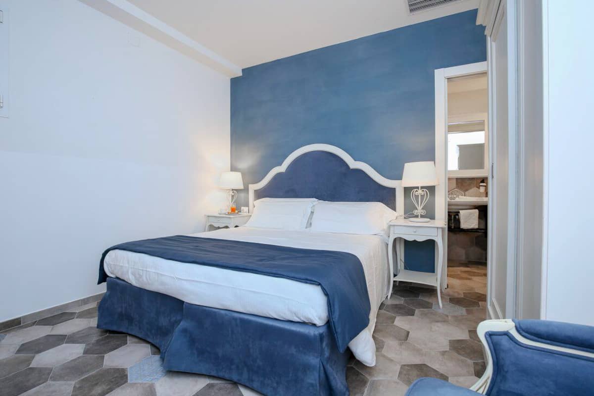 In-room safe, desk, bed sheets