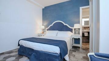 Kamer, 1 twee- of 2 eenpersoonsbedden | Een kluis op de kamer, een bureau