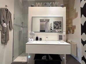 Shower, hair dryer, towels, toilet paper - Le Loft Villehardouin (Paris 03)
