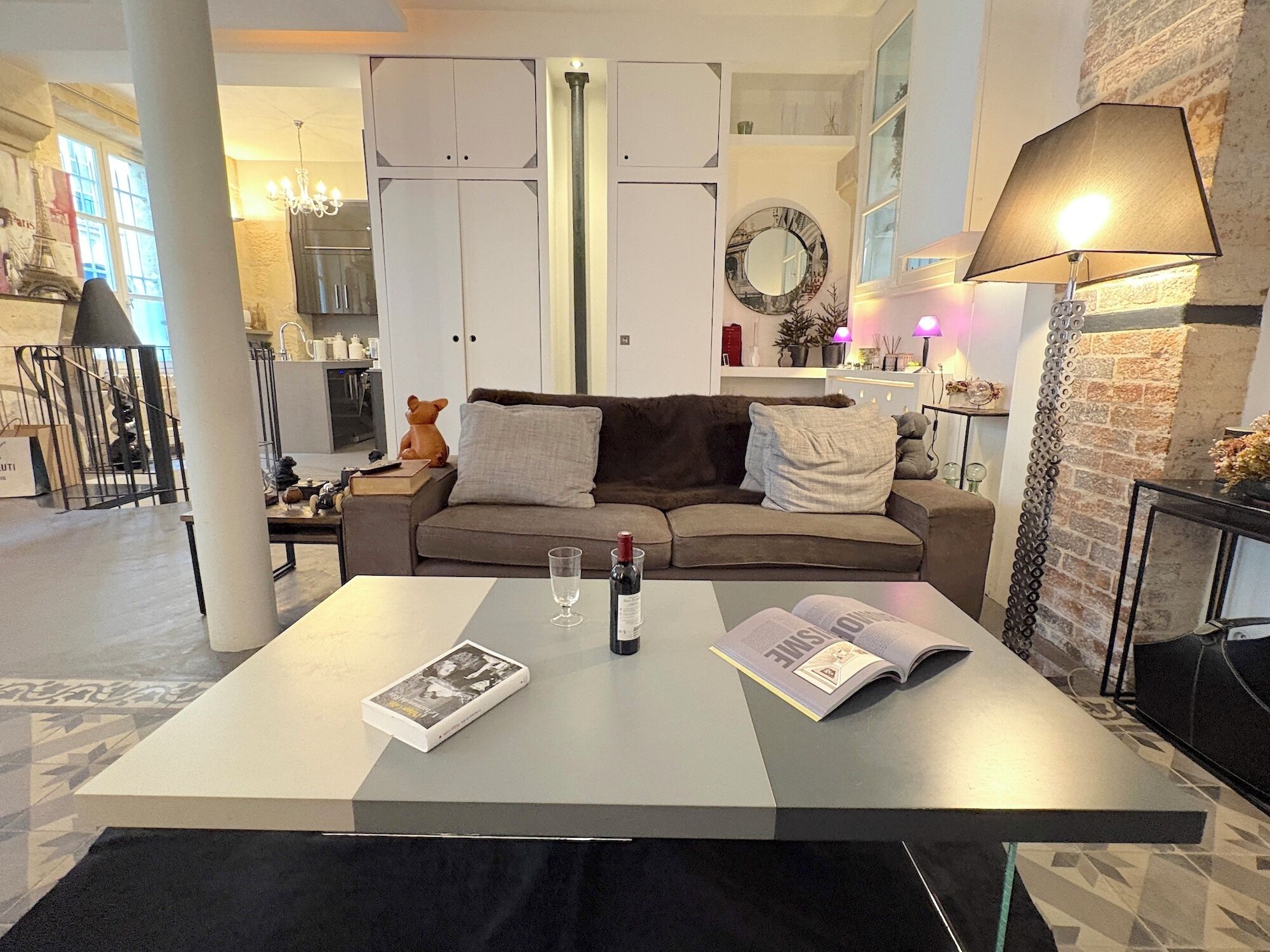 Un salon moderne avec un canapé, une table basse et une cheminée.