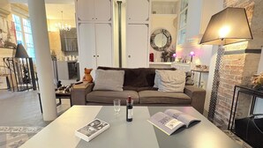 Una sala de estar moderna con un sofá, una mesa de centro y una chimenea.