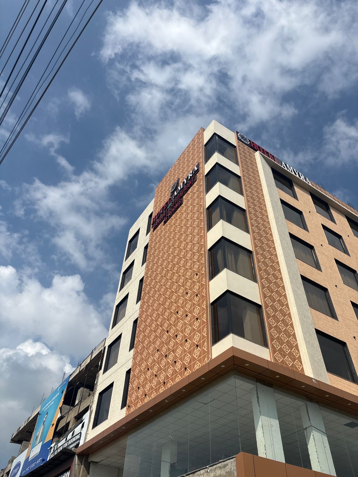 Un hotel con fachada estampada y varios pisos.