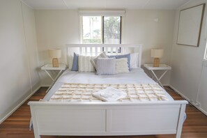 3 bedrooms, iron/ironing board, WiFi, bed sheets - Seeside Cottage Central Bargara - Families & Pets Welcome (Bargara)