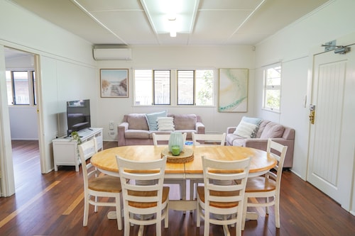 Seeside Cottage Central Bargara - Families & Pets Welcome