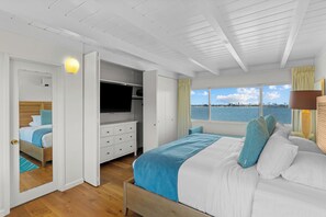 3 bedrooms, desk, iron/ironing board, free WiFi - Incredible Single Family Waterfront Beach Home w/ AC and Ample Parking (San Diego)