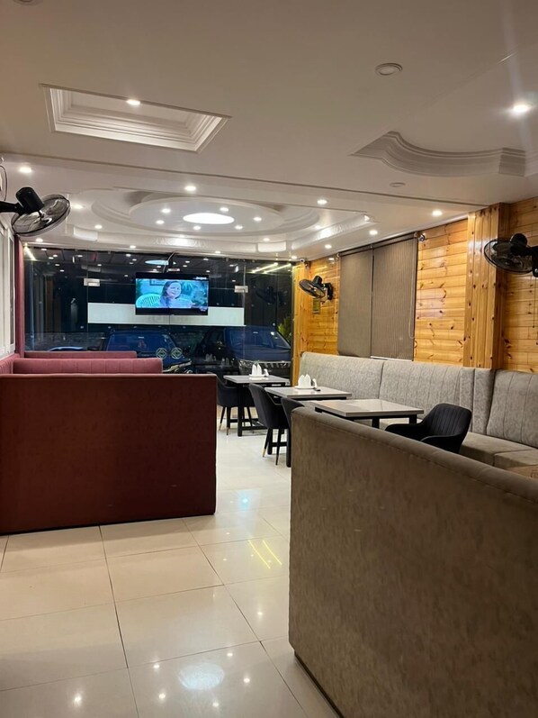 Breakfast area - Hotel Divshikha (Kasauli)