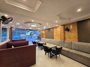 Restaurant - Hotel Divshikha (Kasauli)