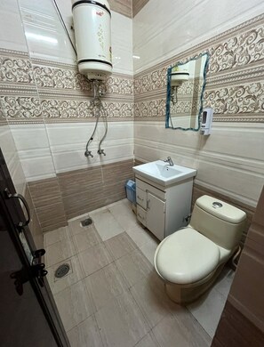 Deluxe-Zimmer, Balkon, Hügelblick | Badezimmer