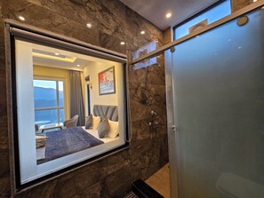 Deluxe Room, Balcony, Hill View | Bathroom - Hotel Divshikha (Kasauli)