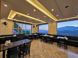 Restaurant - Hotel Divshikha (Kasauli)