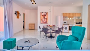 A modern living room with a dining area, a kitchen, and a view of the outside. - Drastis Escape Villas - Villa Ruth by Estia (Corfu)