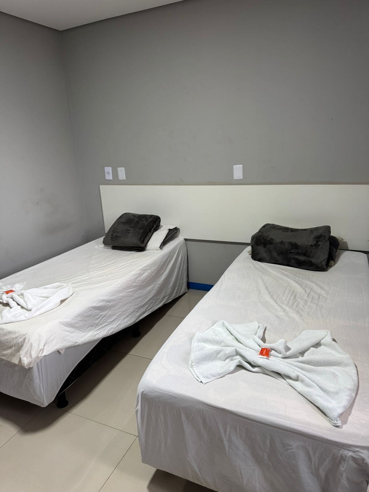 Habitación económica con 2 camas individuales, vista a la ciudad | Wifi gratis 