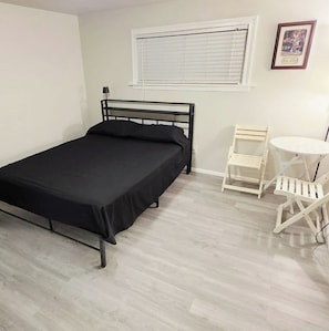 1 bedroom, internet, bed sheets - An Exclusive Short Term Fully Furnished Rental House for Traveling Professionals (University Place)