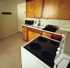 Private kitchen - An Exclusive Short Term Fully Furnished Rental House for Traveling Professionals (University Place)