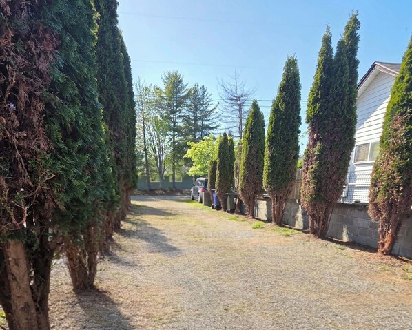 Property grounds - An Exclusive Short Term Fully Furnished Rental House for Traveling Professionals (University Place)