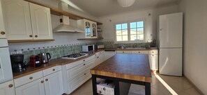 Refrigerador, microondas, horno y lavavajillas