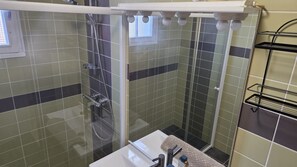 Shower, hair dryer, towels - Gite House of Vallet (Vallet)