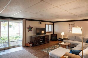 TV, fireplace, offices