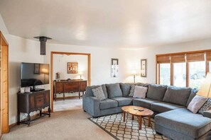 Televisión, chimenea y oficina 