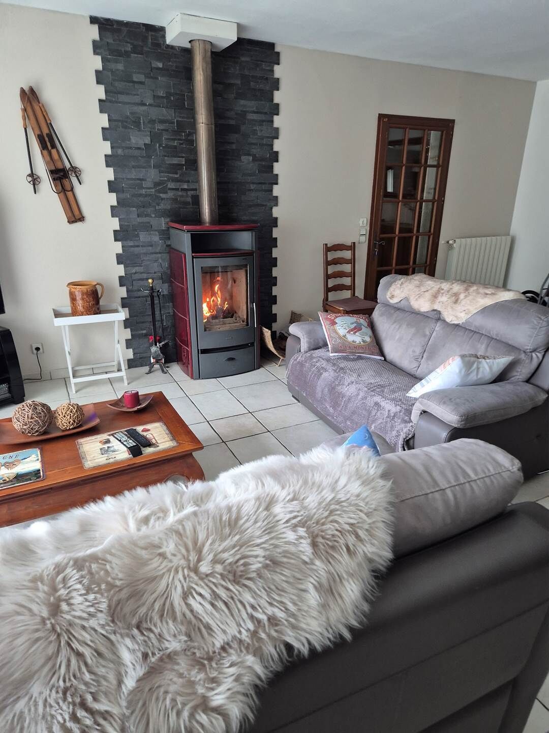 Una televisión, una chimenea, un reproductor de DVD