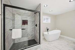Regadera, secadora de cabello, bidet, toallas 