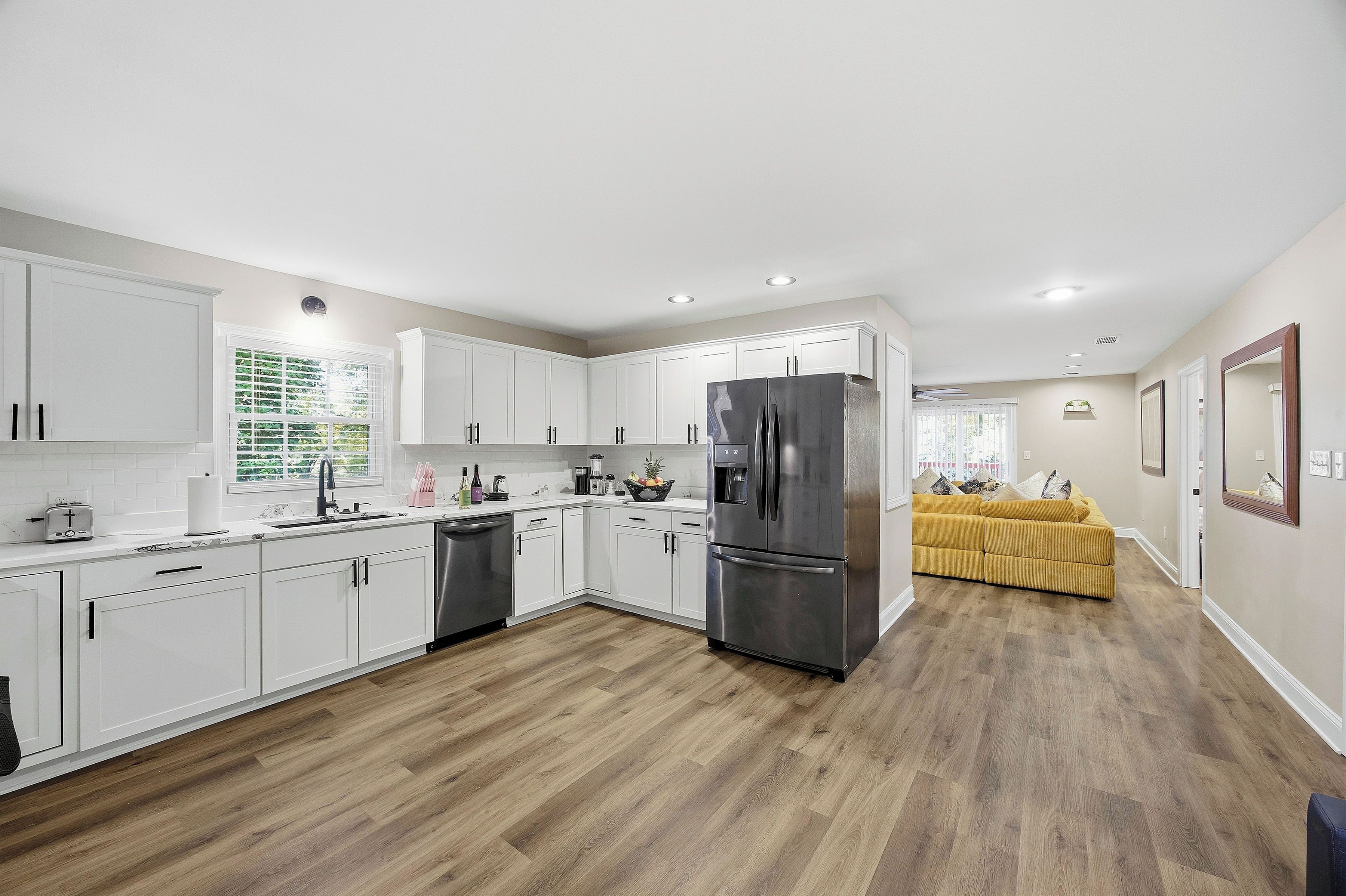 Frigorifero, microonde, piano cottura, lavastoviglie