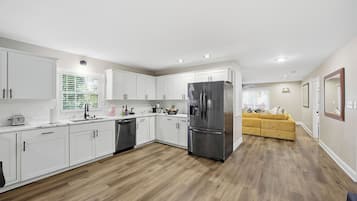 Kjøleskap, mikrobølgeovn, kokeplater og oppvaskmaskin