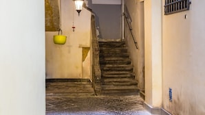 A narrow alleyway with a stone staircase leading to an upper level. - Muzy Flat at Capuana by Napoliapartments (Naples)