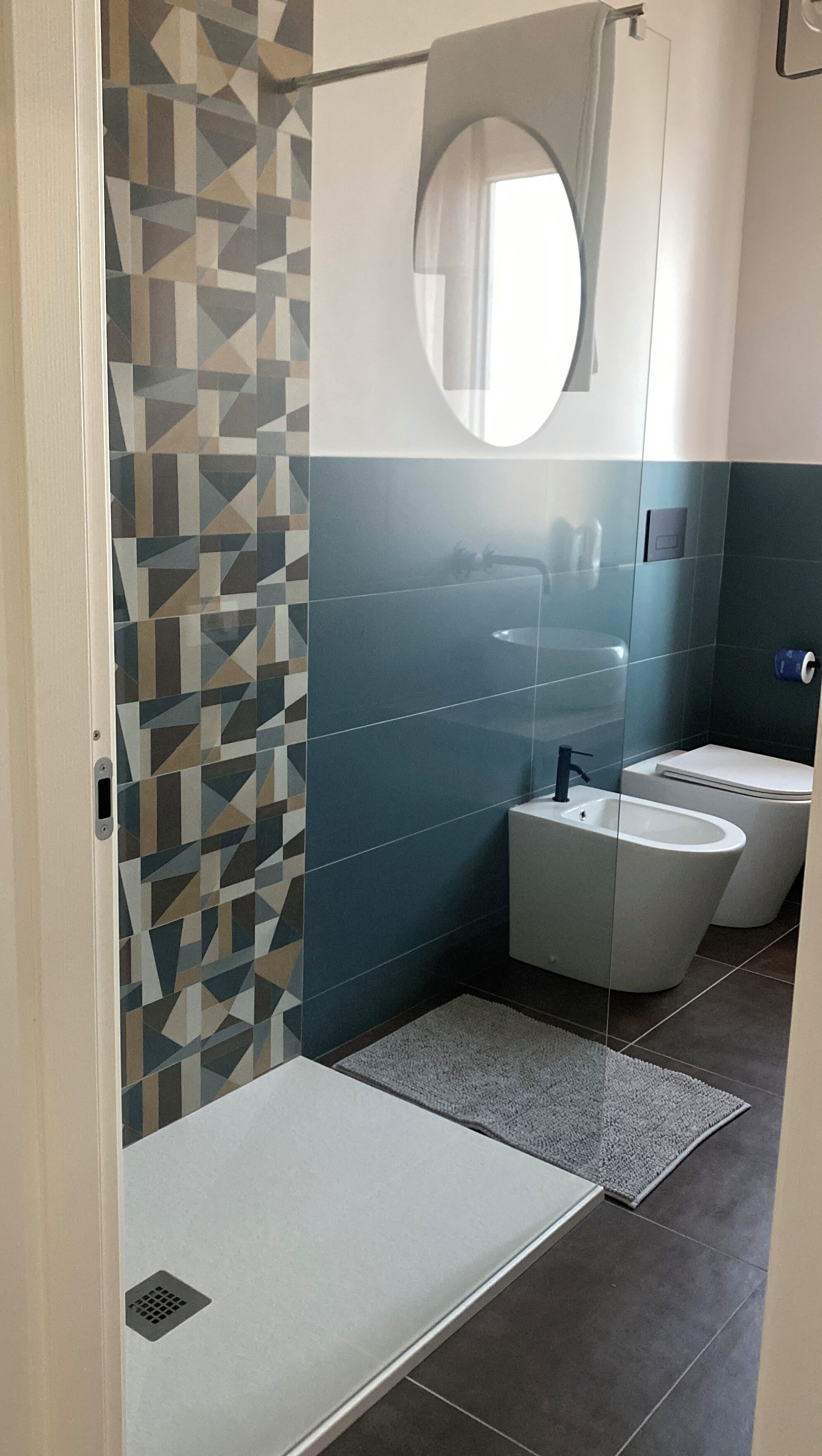 Dusche, Haartrockner, Bidet, Handtücher