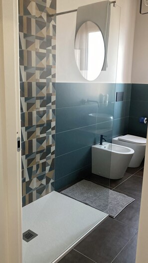 Douche, sèche-cheveux, bidet, serviettes fournies