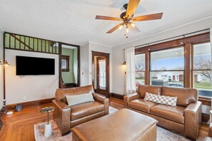 Smart TV, videojuegos, mesa de ping pong