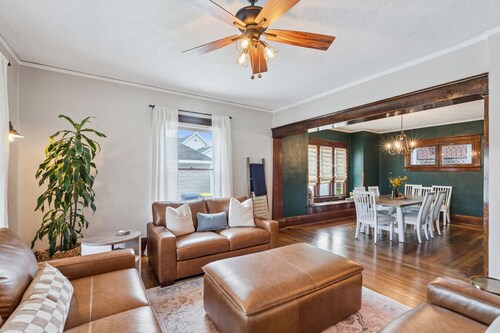 The Dutch Door Cottage- Downtown Pella home with GAME ROOM!