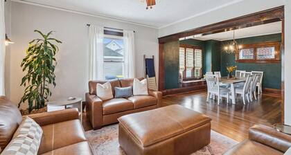 The Dutch Door Cottage- Downtown Pella home with GAME ROOM!