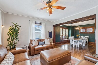 The Dutch Door Cottage- Downtown Pella home with GAME ROOM!