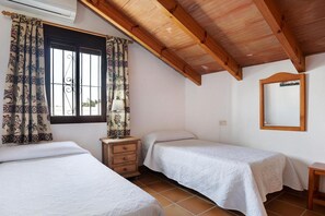 3 chambres, fer et planche à repasser, Wi-Fi, draps fournis