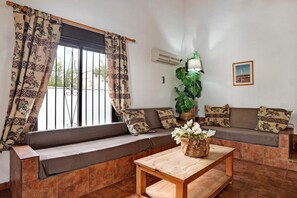 TV - Holiday Home 'Casa Miguelin 2' with Shared Pool, Wi-Fi and Air Conditioning (Zahora)