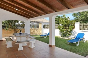 Outdoor dining - Holiday Home 'Casa Miguelin 2' with Shared Pool, Wi-Fi and Air Conditioning (Zahora)
