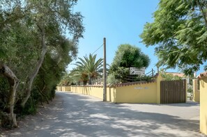 Property grounds - Holiday Home 'Miguelin 2' with Shared Pool, Wi-Fi and Air Conditioning (Zahora)