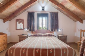 2 bedrooms, iron/ironing board, WiFi, bed sheets - Holiday Home 'Miguelin 1' with Shared Pool, Wi-Fi and Air Conditioning (Zahora)