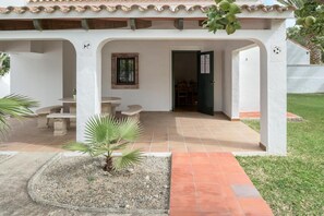 Outdoor dining - Holiday Home 'Miguelin 1' with Shared Pool, Wi-Fi and Air Conditioning (Zahora)