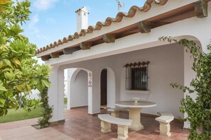 Outdoor dining - Holiday Home 'Miguelin 3' with Shared Pool, Wi-Fi and Air Conditioning (Zahora)