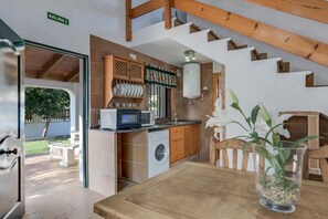 Fridge, microwave, oven, stovetop - Holiday Home 'Miguelin 8' with Shared Pool, Wi-Fi and Air Conditioning (Zahora)