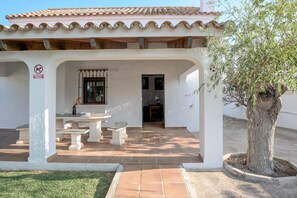 Outdoor dining - Holiday Home 'Miguelin 8' with Shared Pool, Wi-Fi and Air Conditioning (Zahora)